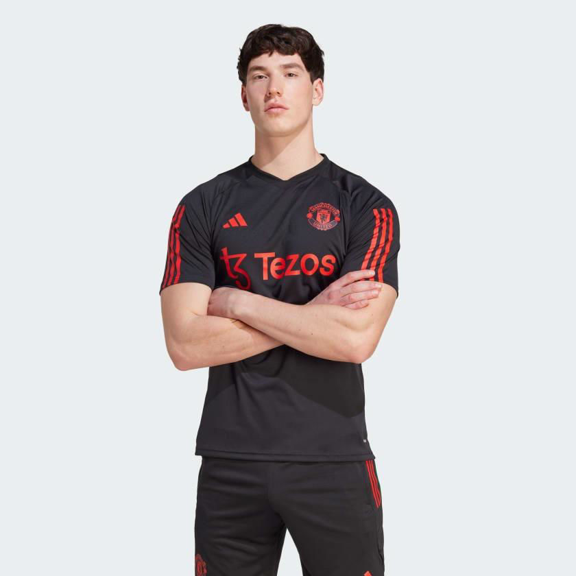 Picture of MANCHESTER UNITED TIRO 23 ADULT TRAINING JERSEY  S Black/red