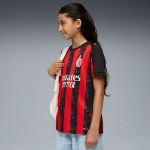 Image de MAILLOT HOME 25/26 AC MILAN ENFANT ET ADOLESCENT  164 (L) Noir/rouge